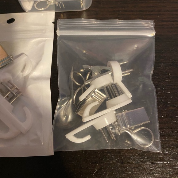 Tapestry/wall hanging hooks and clips - Picture 4 of 4